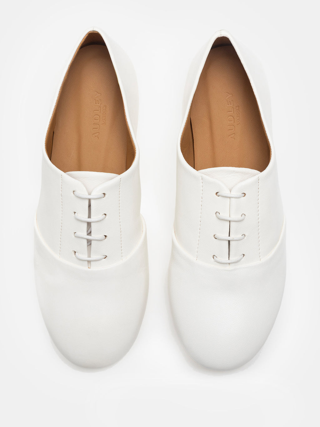 Zapato de mujer en piel con tacón bajo. Neyra