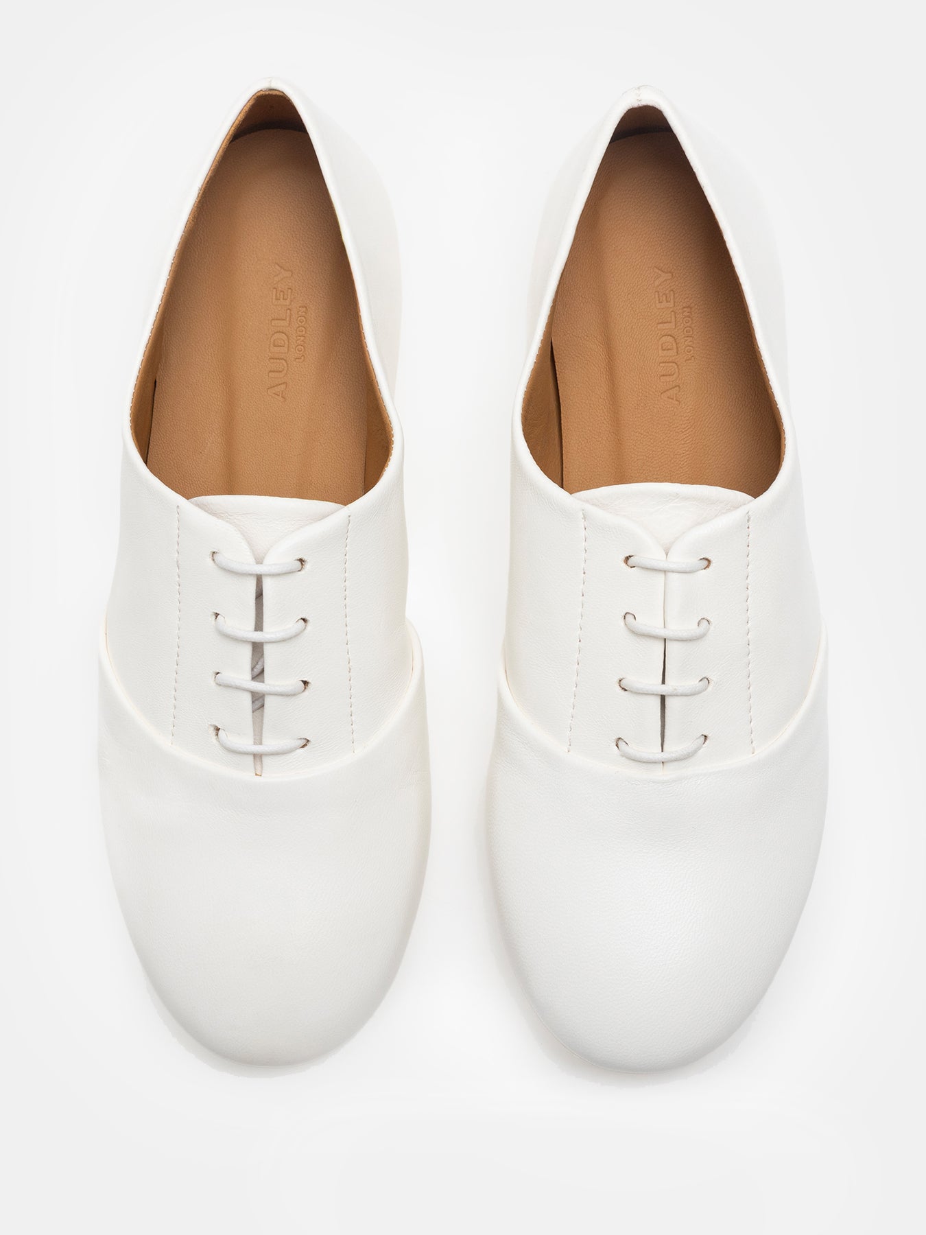 Zapato de mujer en piel con tacón bajo. Neyra