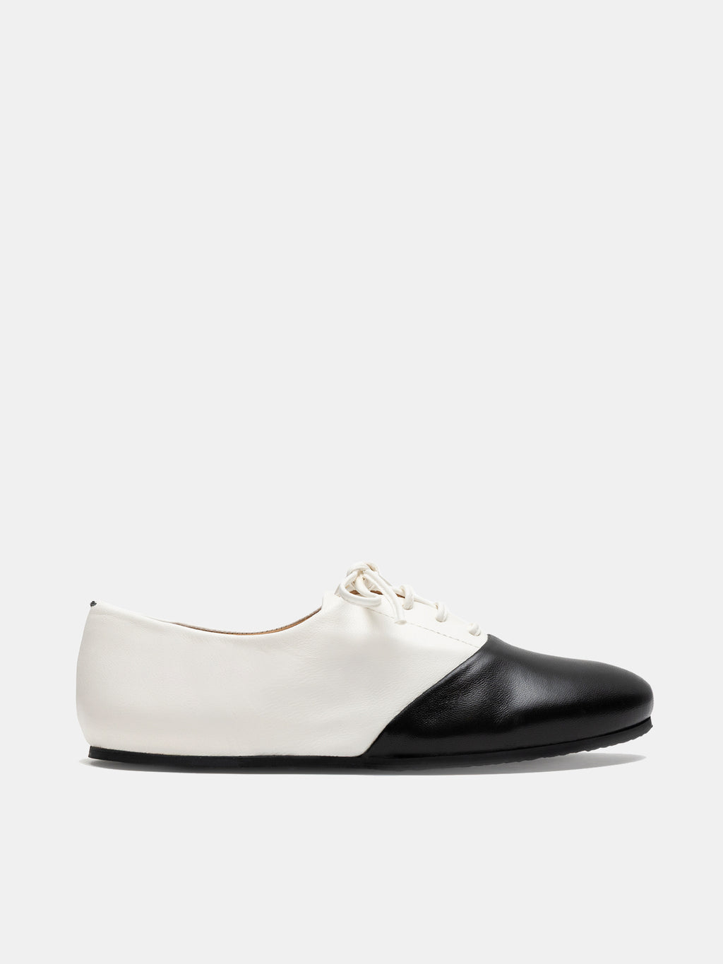 Scarpa da donna in pelle con tacco basso. Nebula
