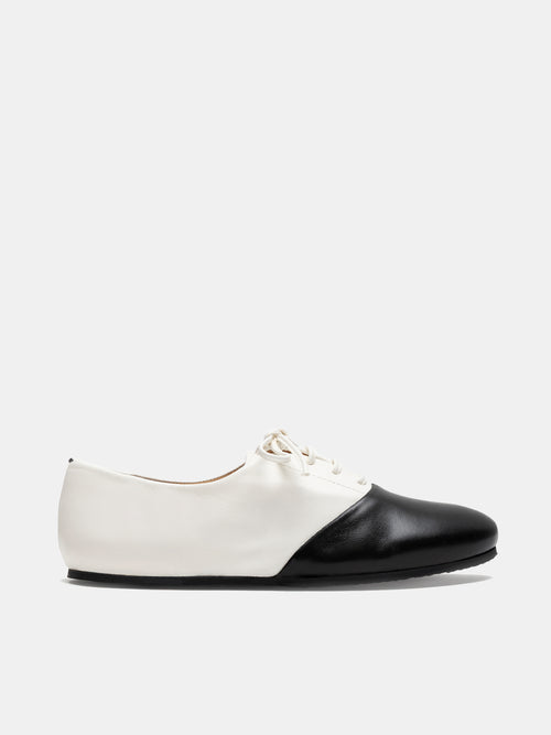 Scarpa da donna in pelle con tacco basso. Nebula
