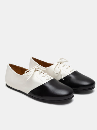 Scarpa da donna in pelle con tacco basso. Nebula