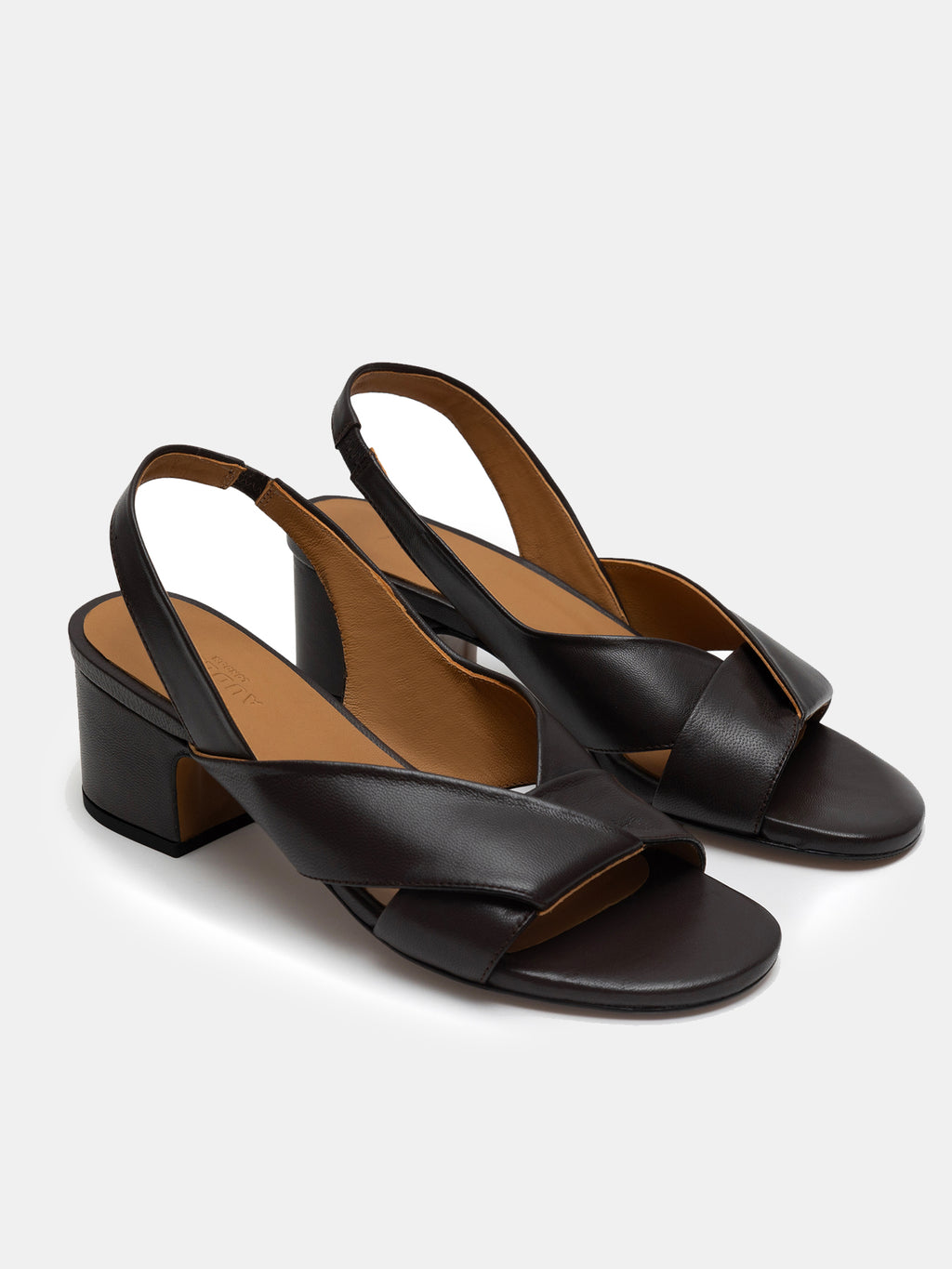 Sandali da donna in pelle con tacco basso. Norisbel