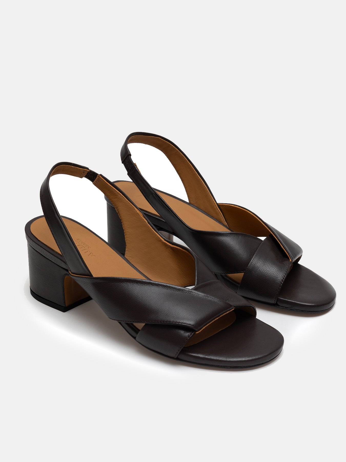 Sandali da donna in pelle con tacco basso. Norisbel