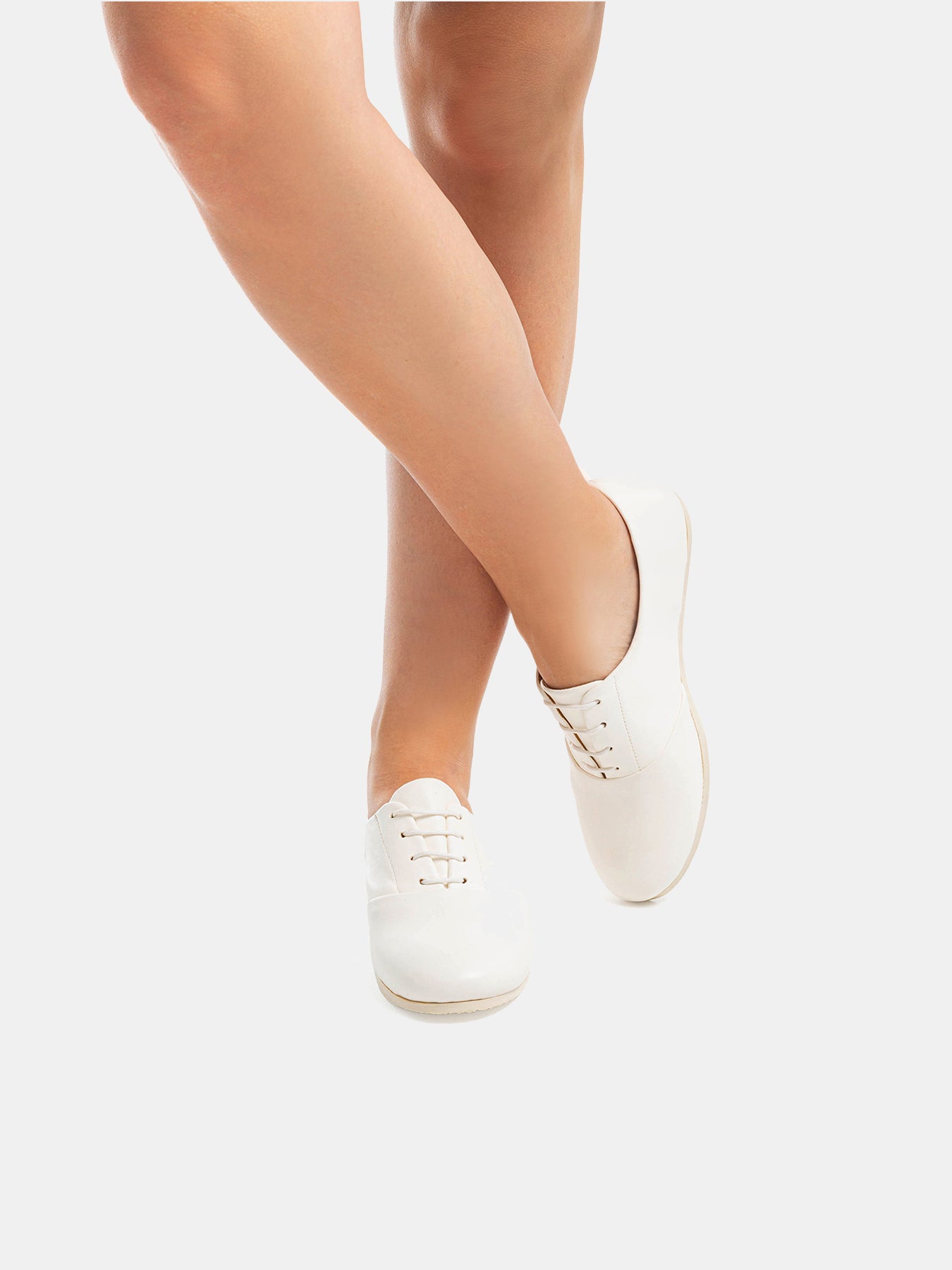 Zapato de mujer en piel con tacón bajo. Neyra