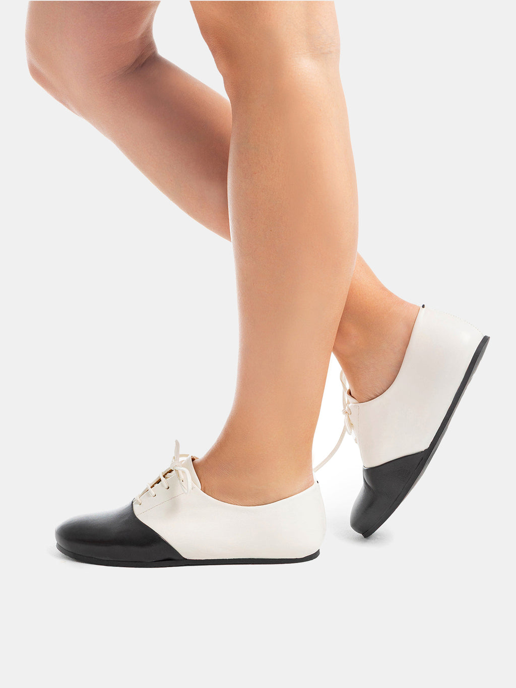 Scarpa da donna in pelle con tacco basso. Nebula