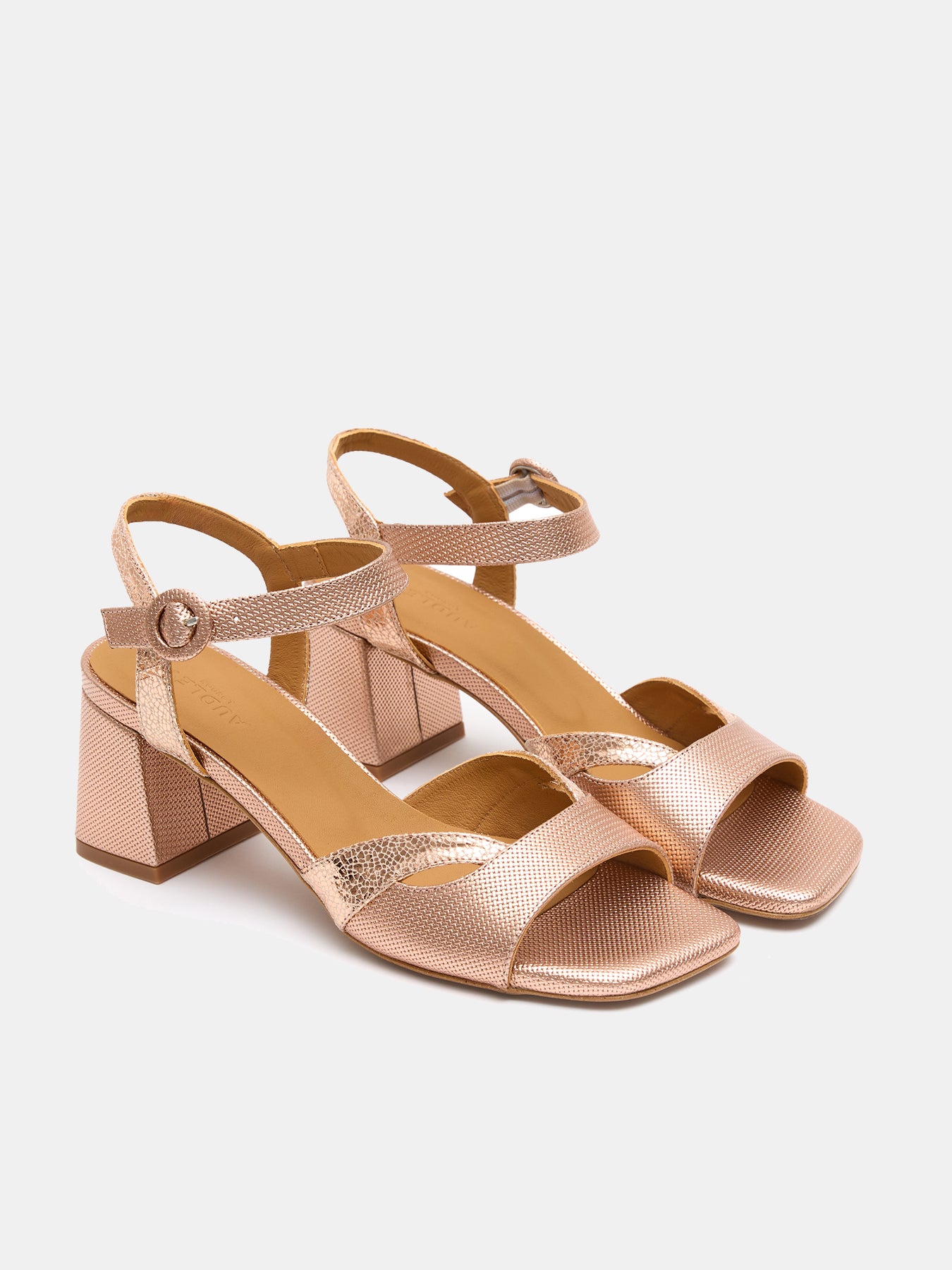Women's leather sandal with a medium heel. Lenna
