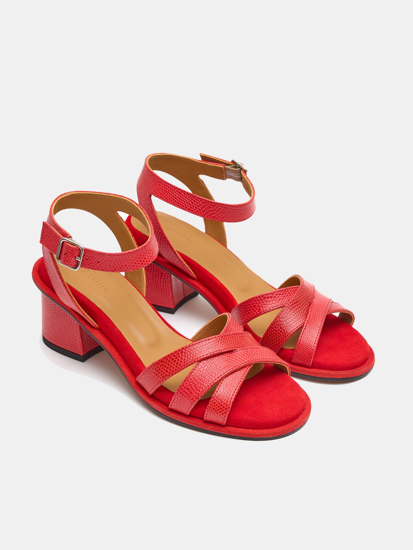 Women's leather sandals with medium heel. Laurita