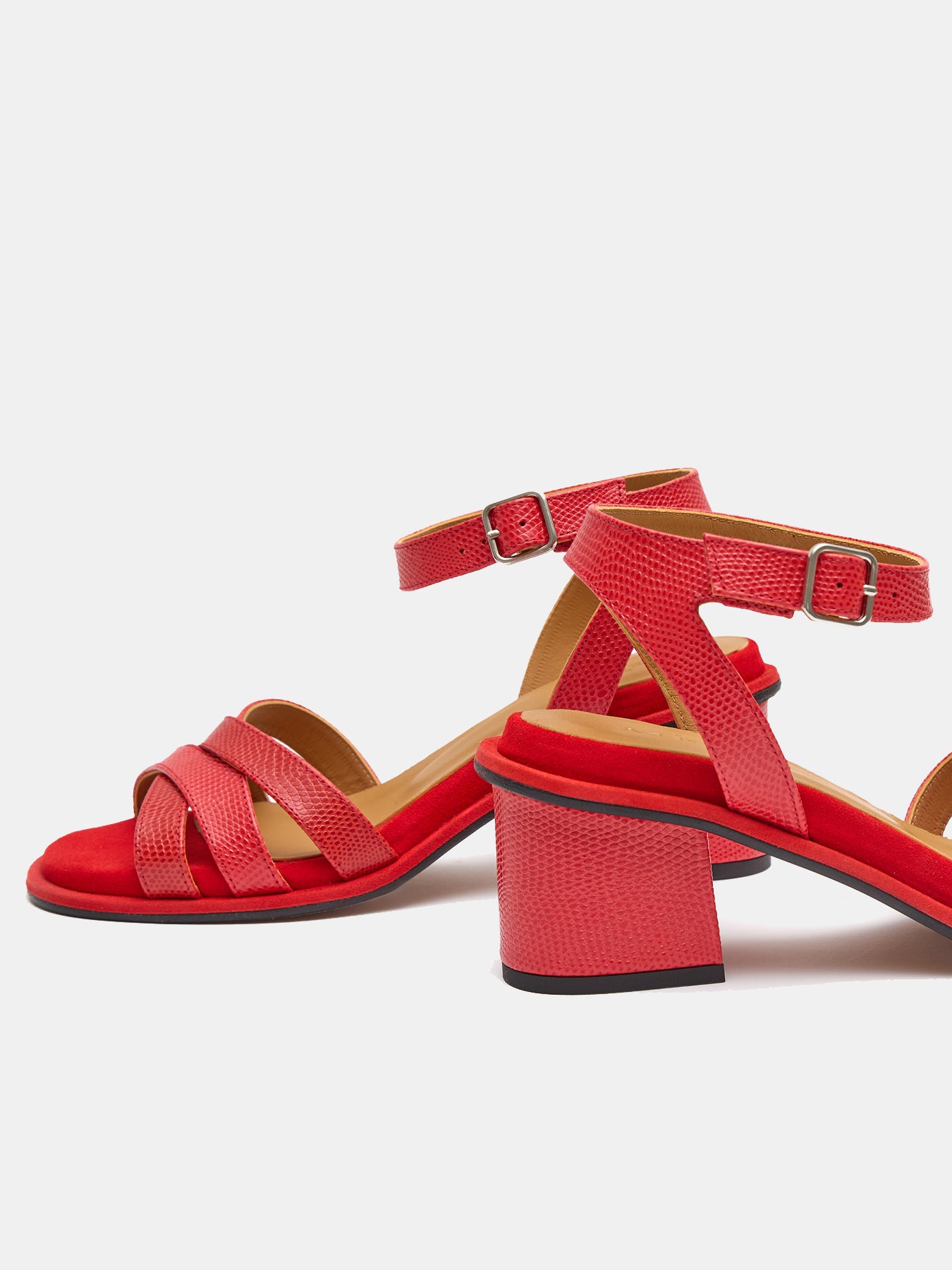 Women's leather sandals with medium heel. Laurita