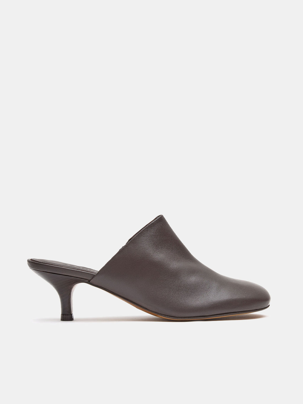 Zapato de mujer en piel con tacón bajo. Nicola