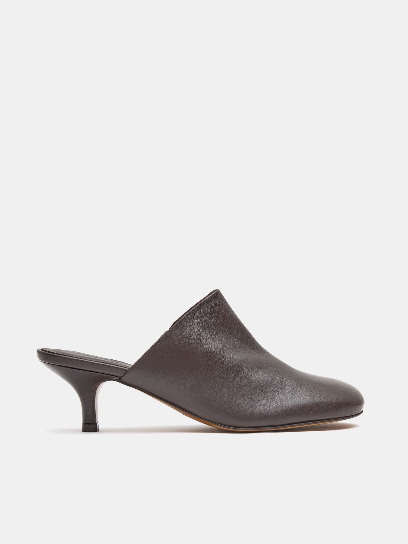 Zapato de mujer en piel con tacón bajo. Nicola