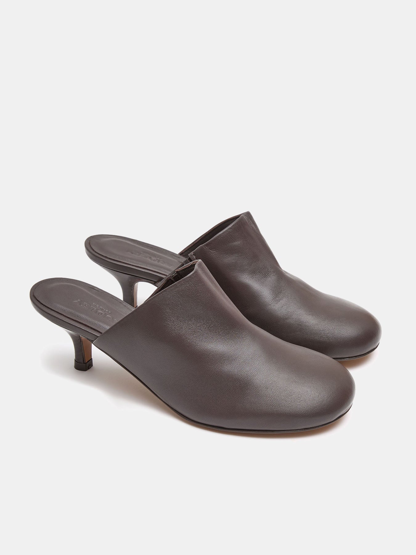 Zapato de mujer en piel con tacón bajo. Nicola