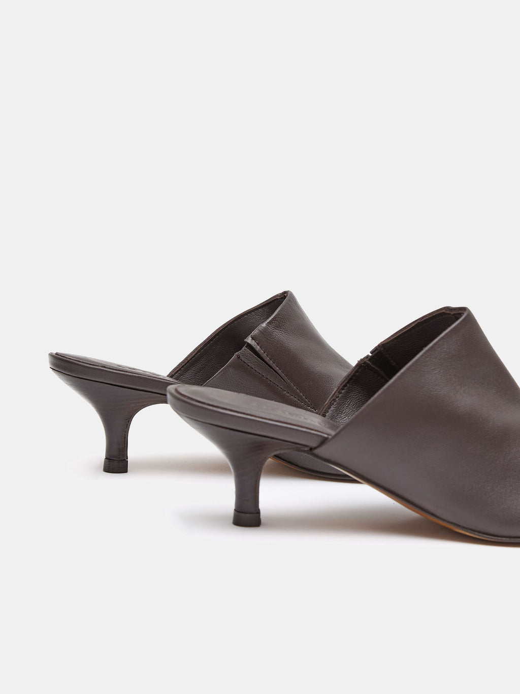 Zapato de mujer en piel con tacón bajo. Nicola