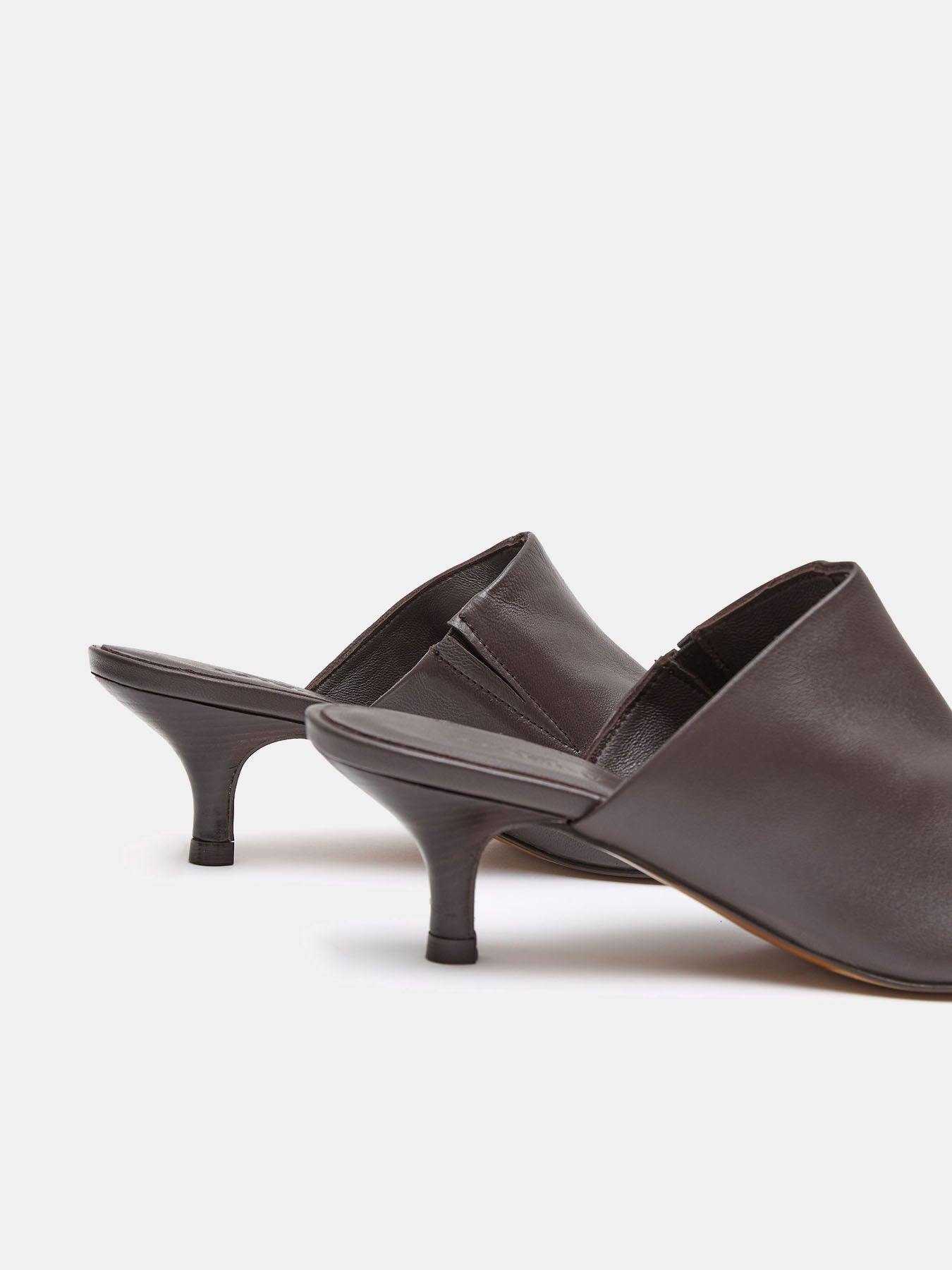 Zapato de mujer en piel con tacón bajo. Nicola