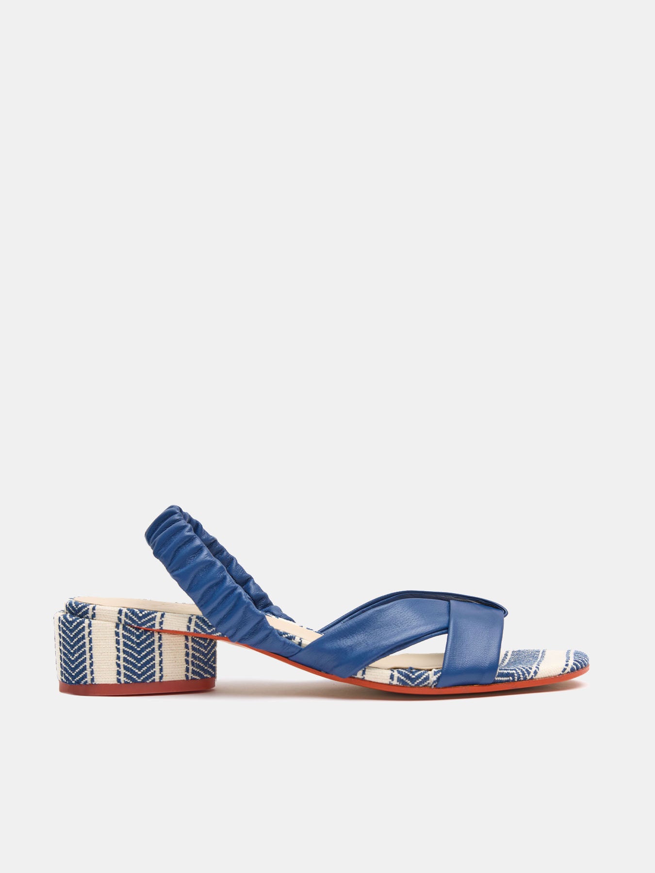 Women's leather sandal with low heel. Nivia