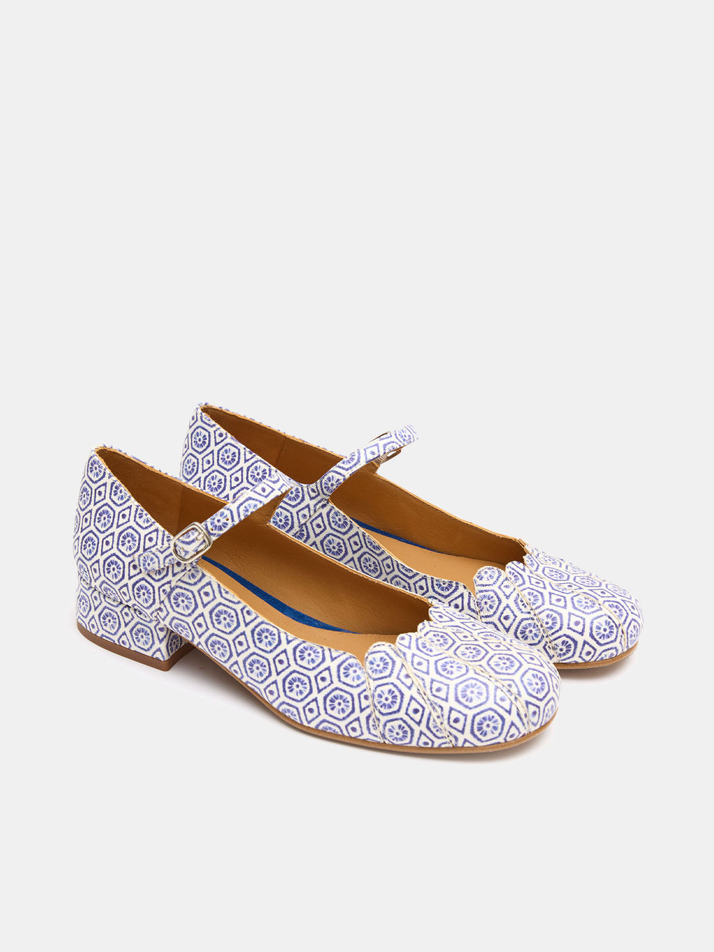 Women's leather shoe with low heel. Liz