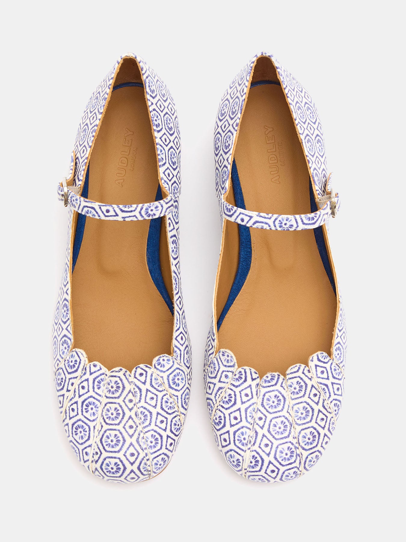 Scarpa da donna in pelle con tacco basso. Liz