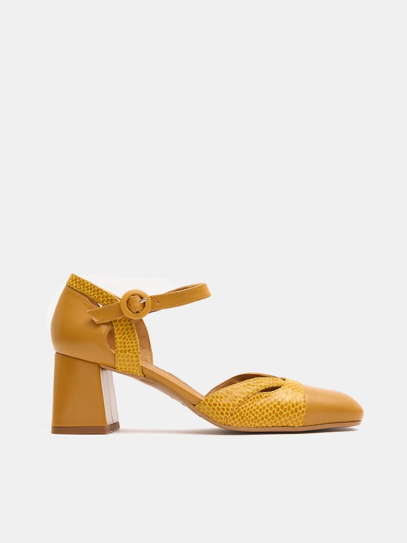 Women's leather shoe with a mid-height heel. Loren