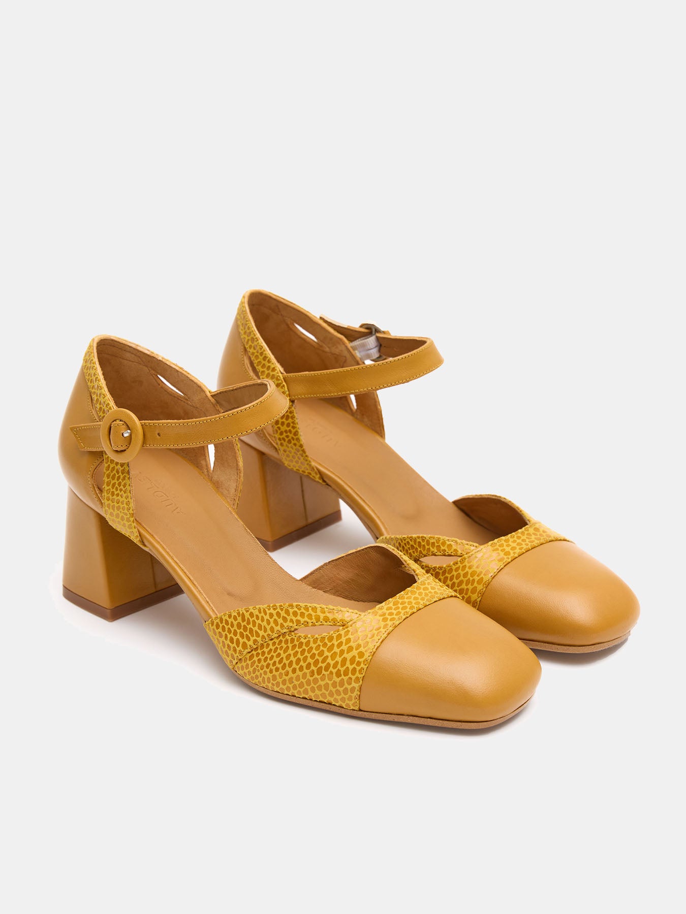 Women's leather shoe with a mid-height heel. Loren