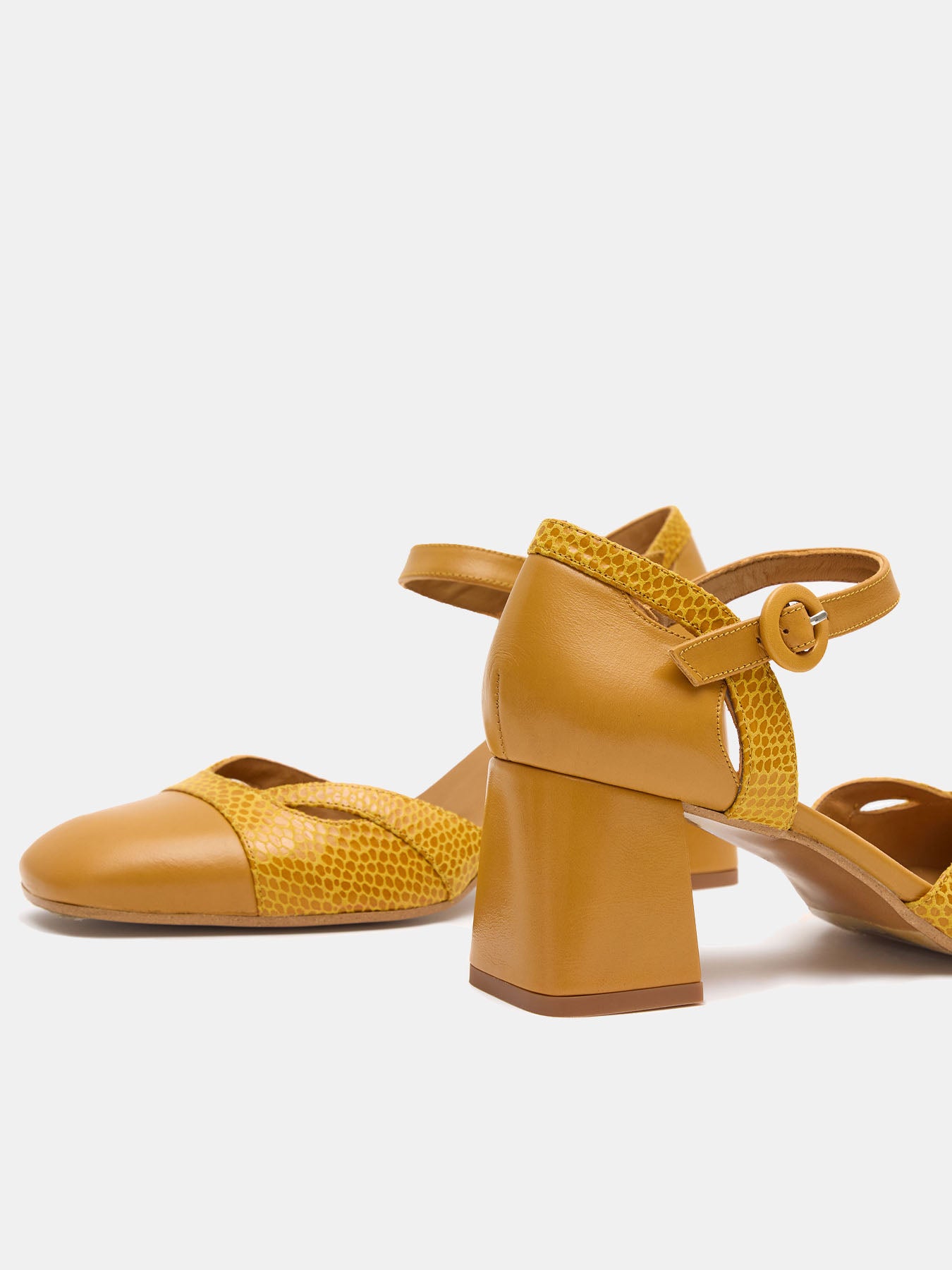 Women's leather shoe with a mid-height heel. Loren