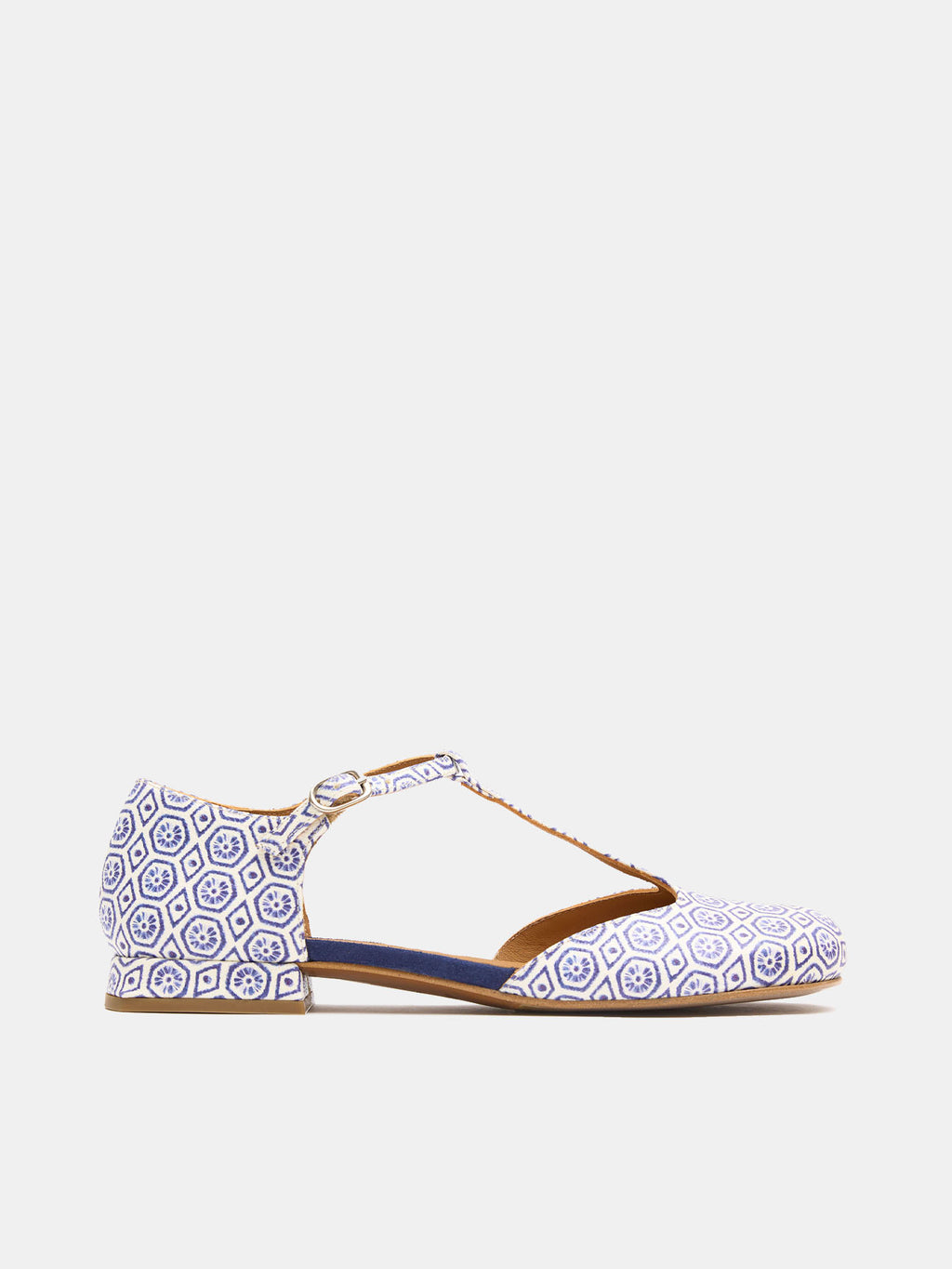 Women's leather shoe with low heel. Layan