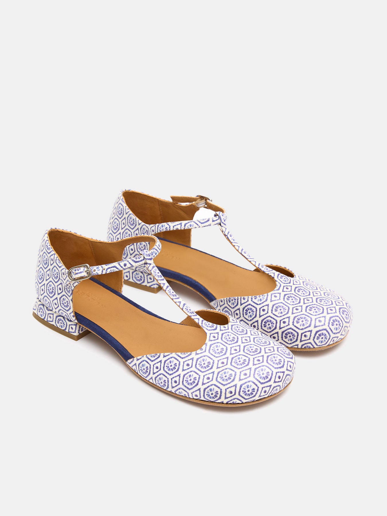 Women's leather shoe with low heel. Layan