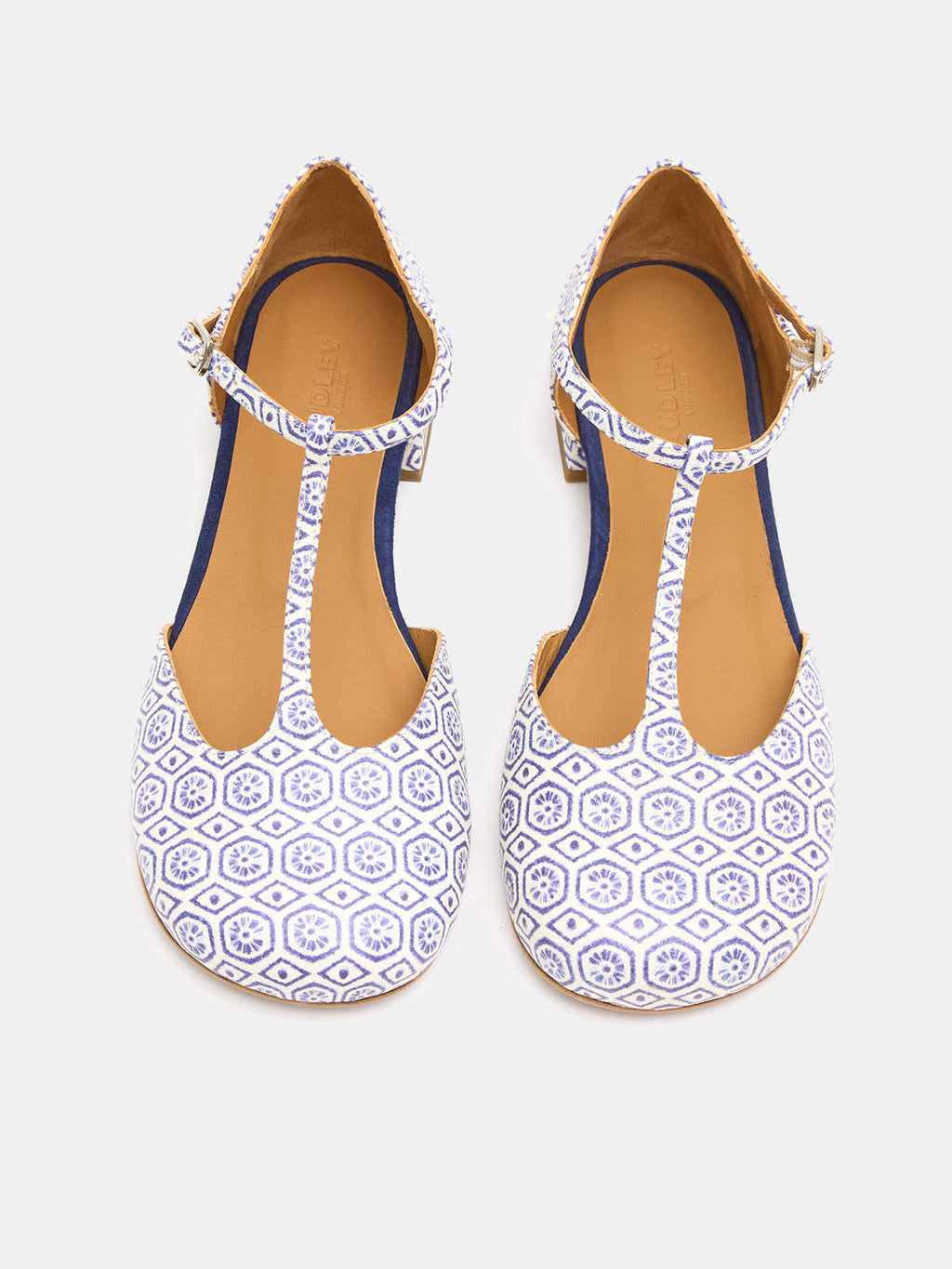 Women's leather shoe with low heel. Layan