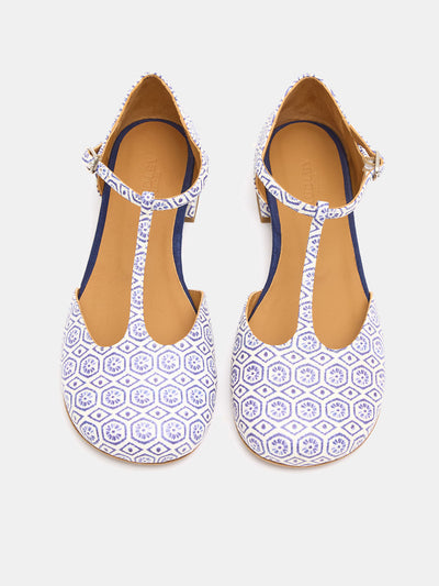 Women's leather shoe with low heel. Layan