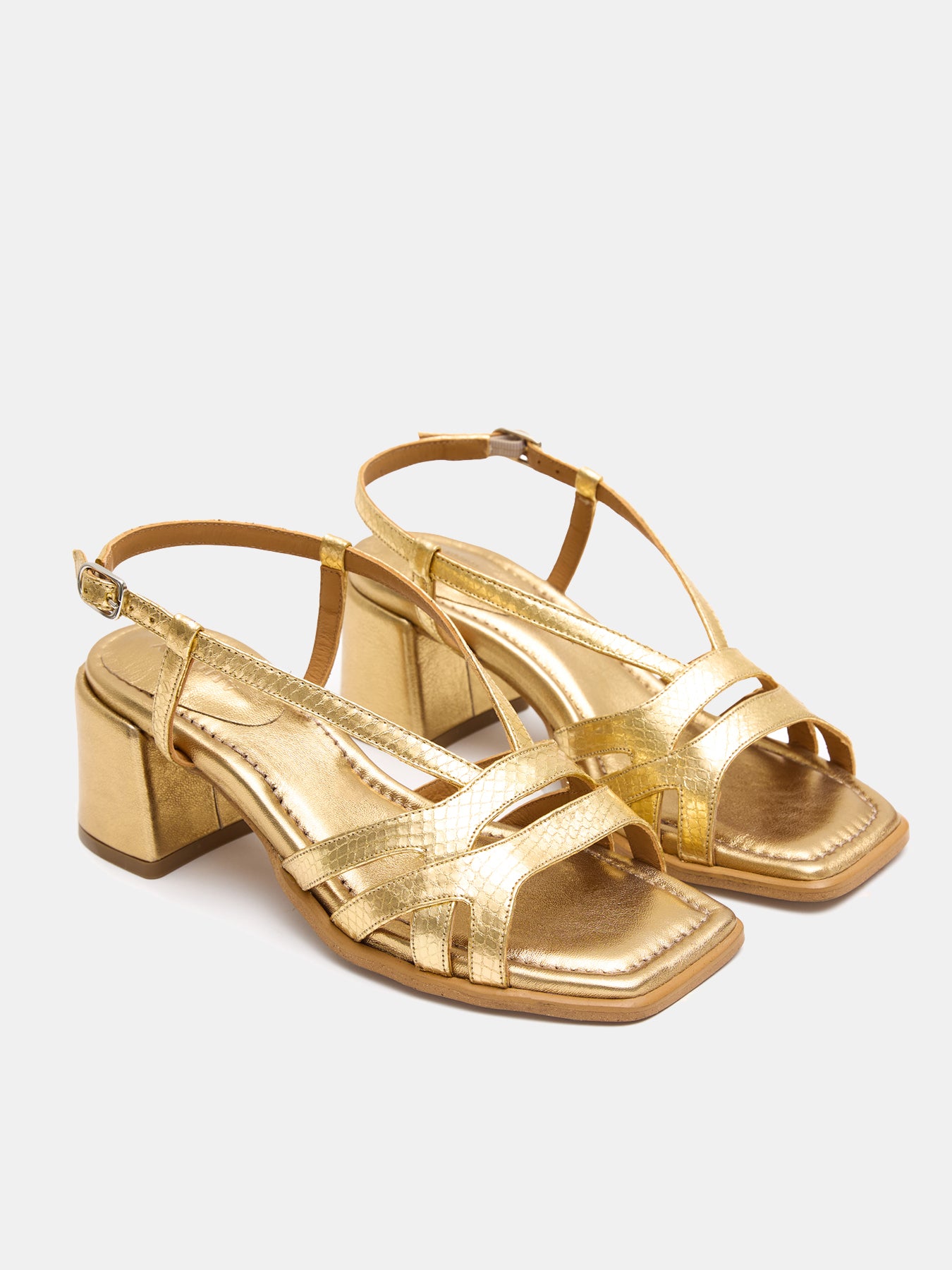 Women's leather sandal with a medium heel. Leticia