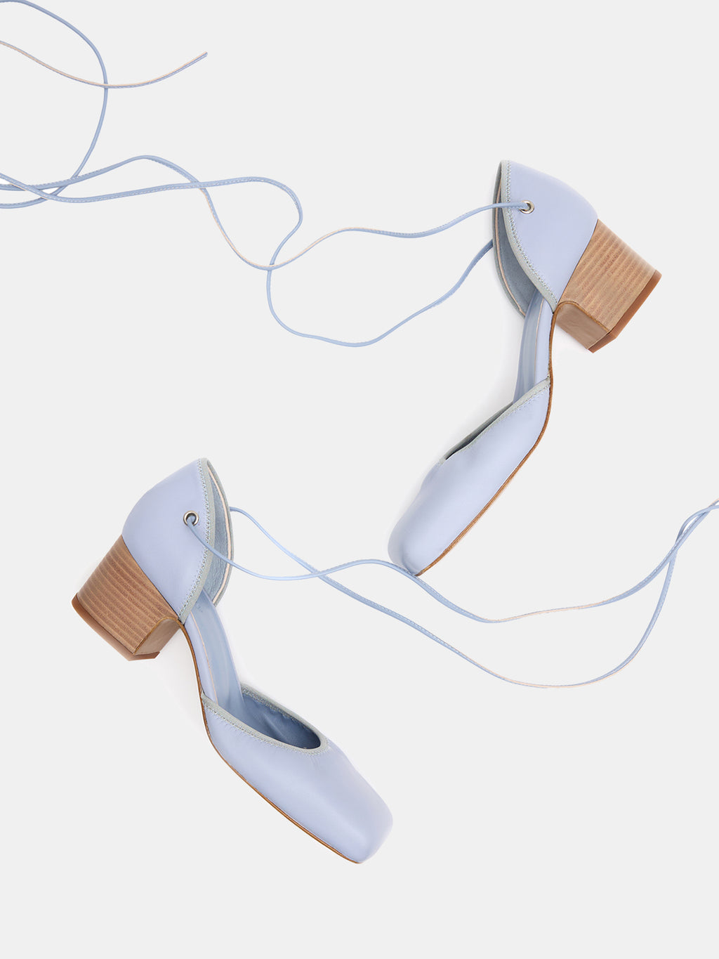 Scarpa da donna in pelle con tacco basso. Nube