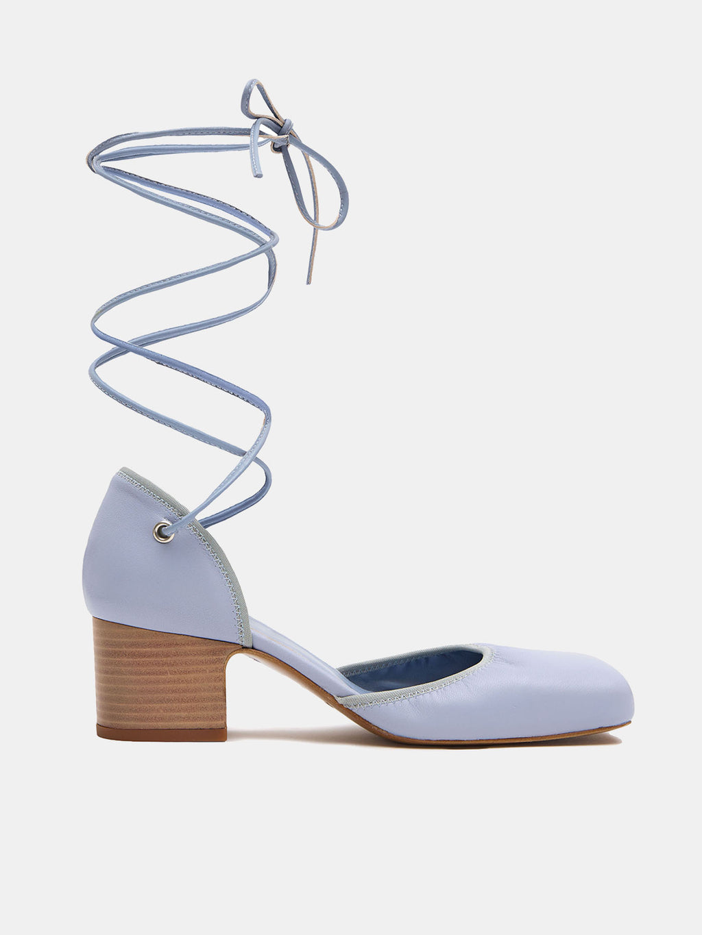 Scarpa da donna in pelle con tacco basso. Nube