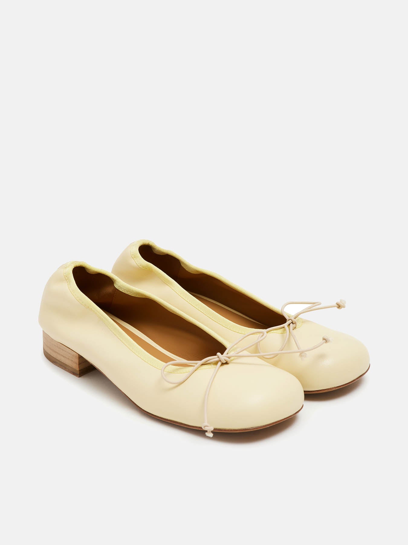 Women's leather low-heel shoe. Nika