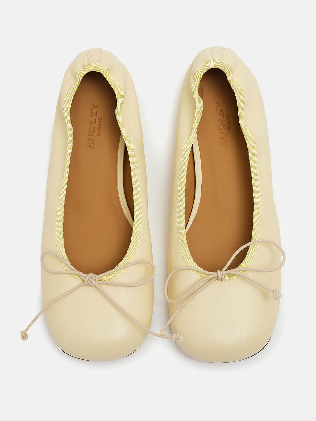 Zapato de mujer en piel con tacón bajo. Nika