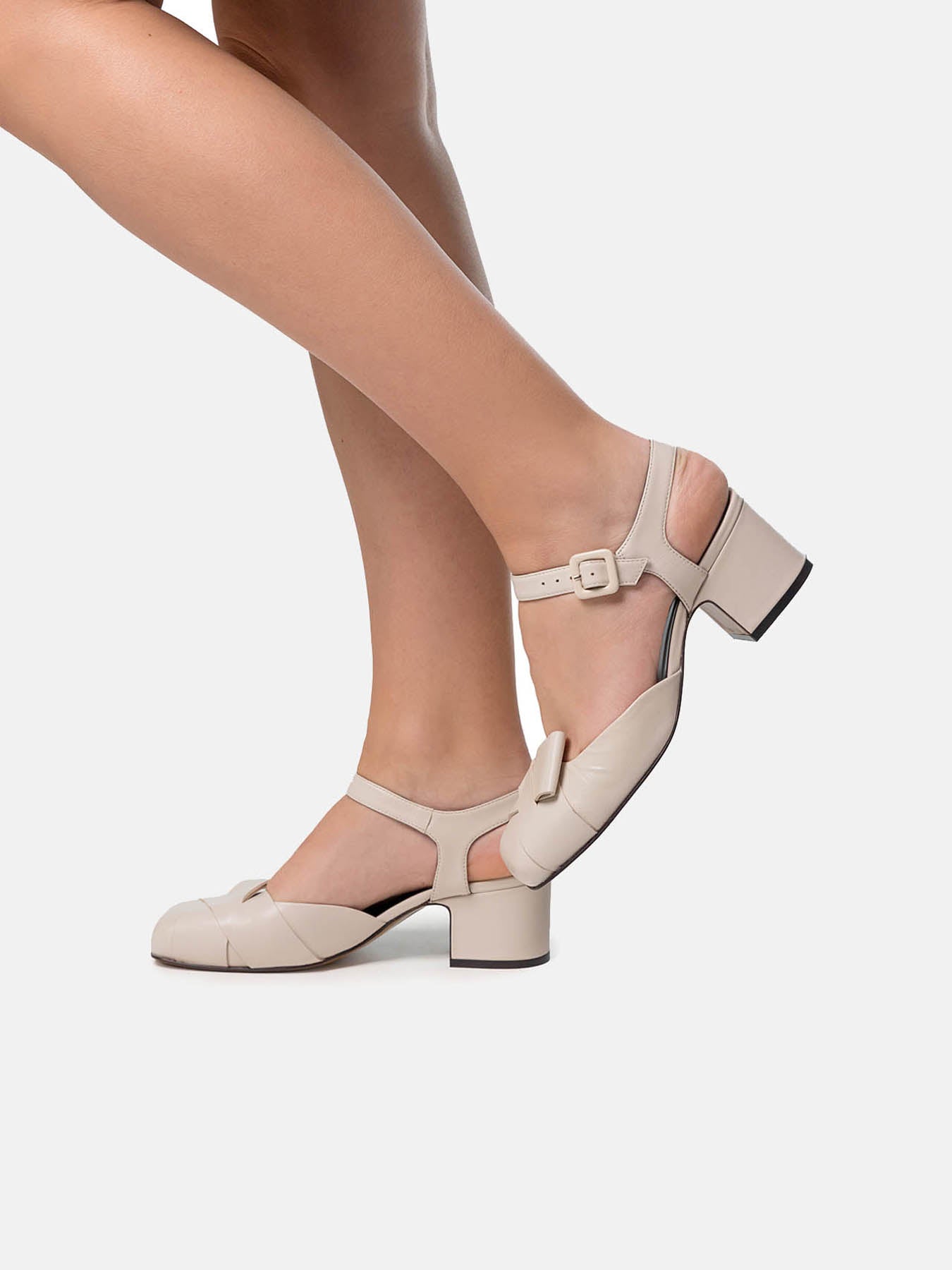 Women's leather shoe with a mid-height heel. Nalina