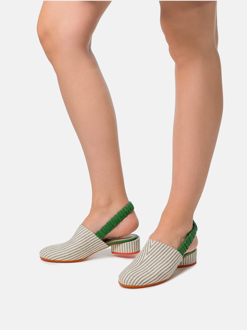 Women's leather shoe with low heel. Nakia