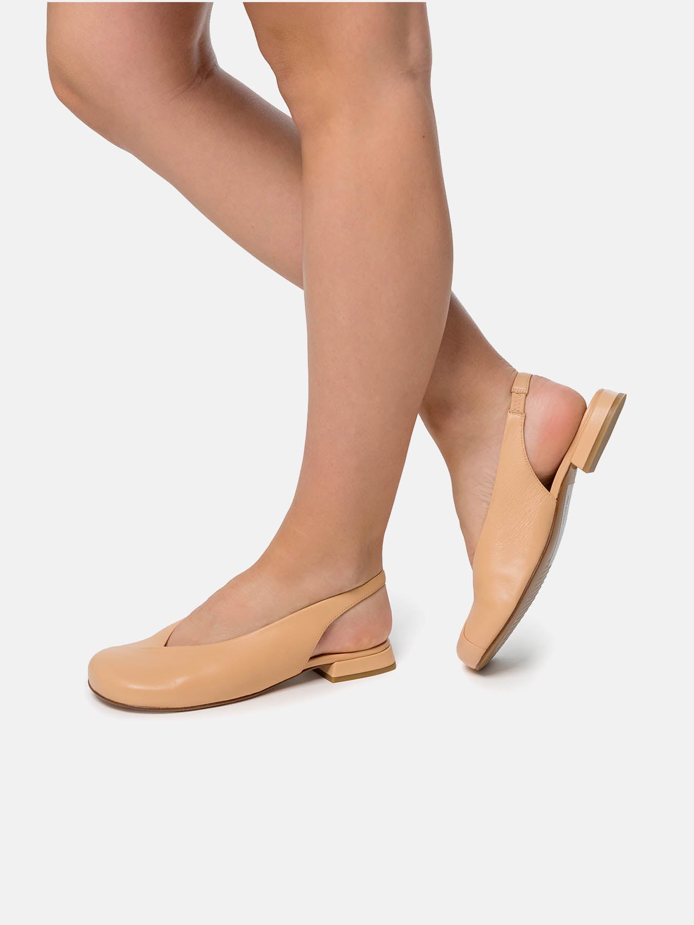 Zapato de mujer en piel con tacón bajo. Nariel