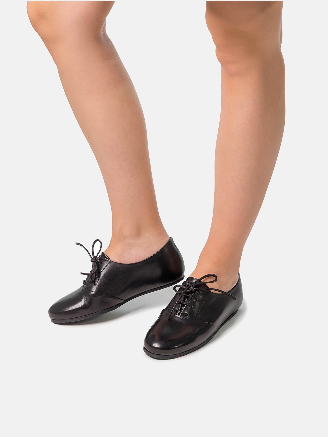 Zapato de mujer en piel con tacón bajo. Naiara