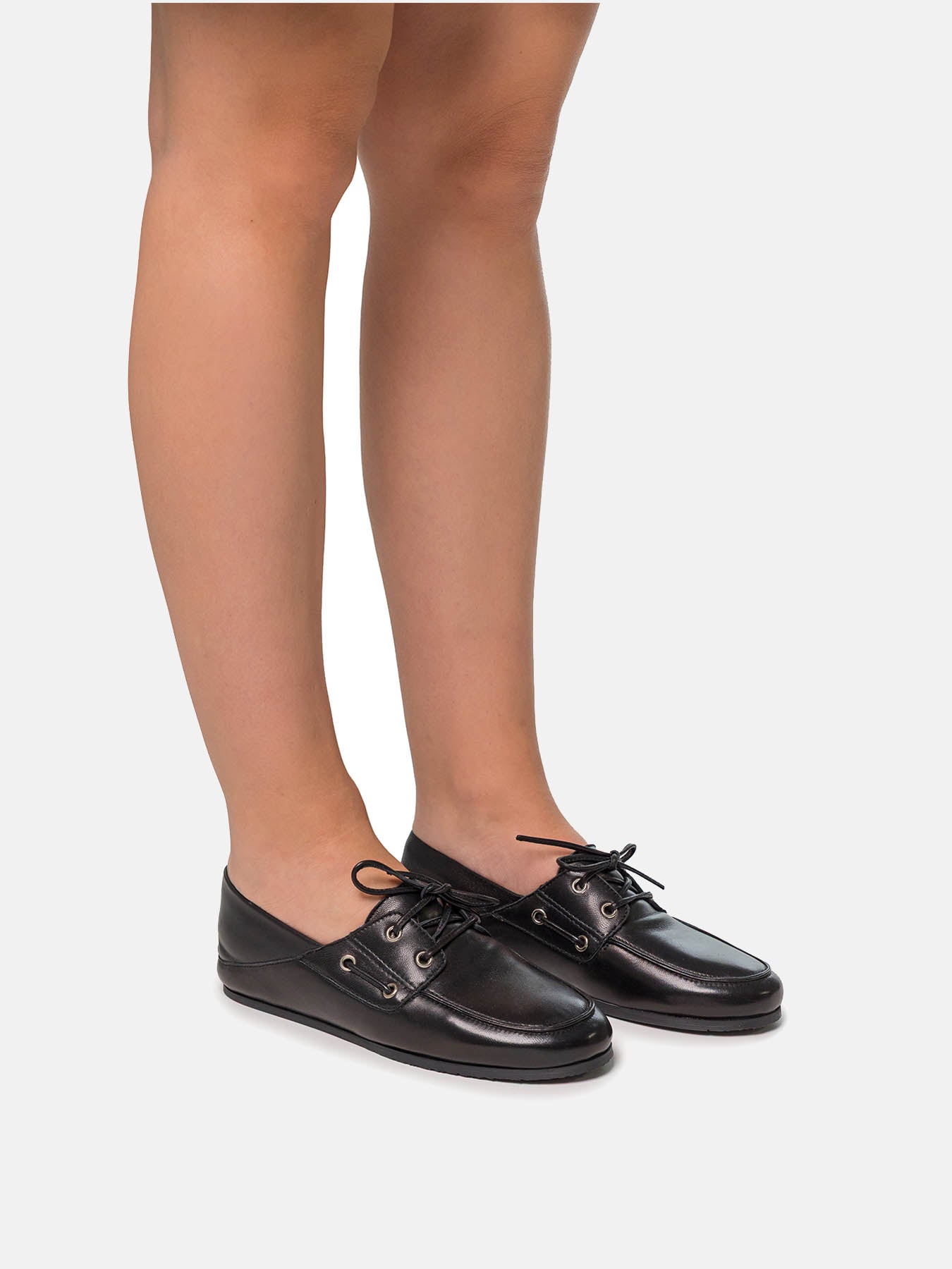 Zapato de mujer en piel con tacón bajo. Norabel