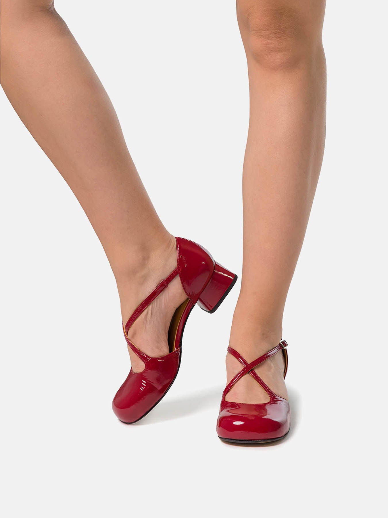 Zapato de mujer en piel con tacón bajo. Nory