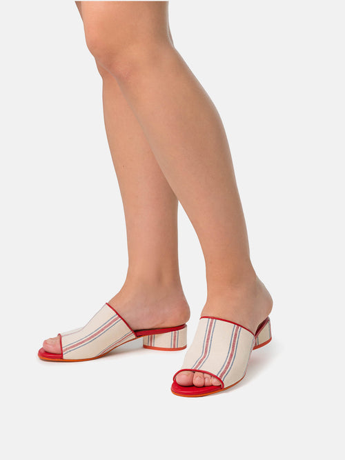 Sandalo da donna in pelle con tacco basso. Nani