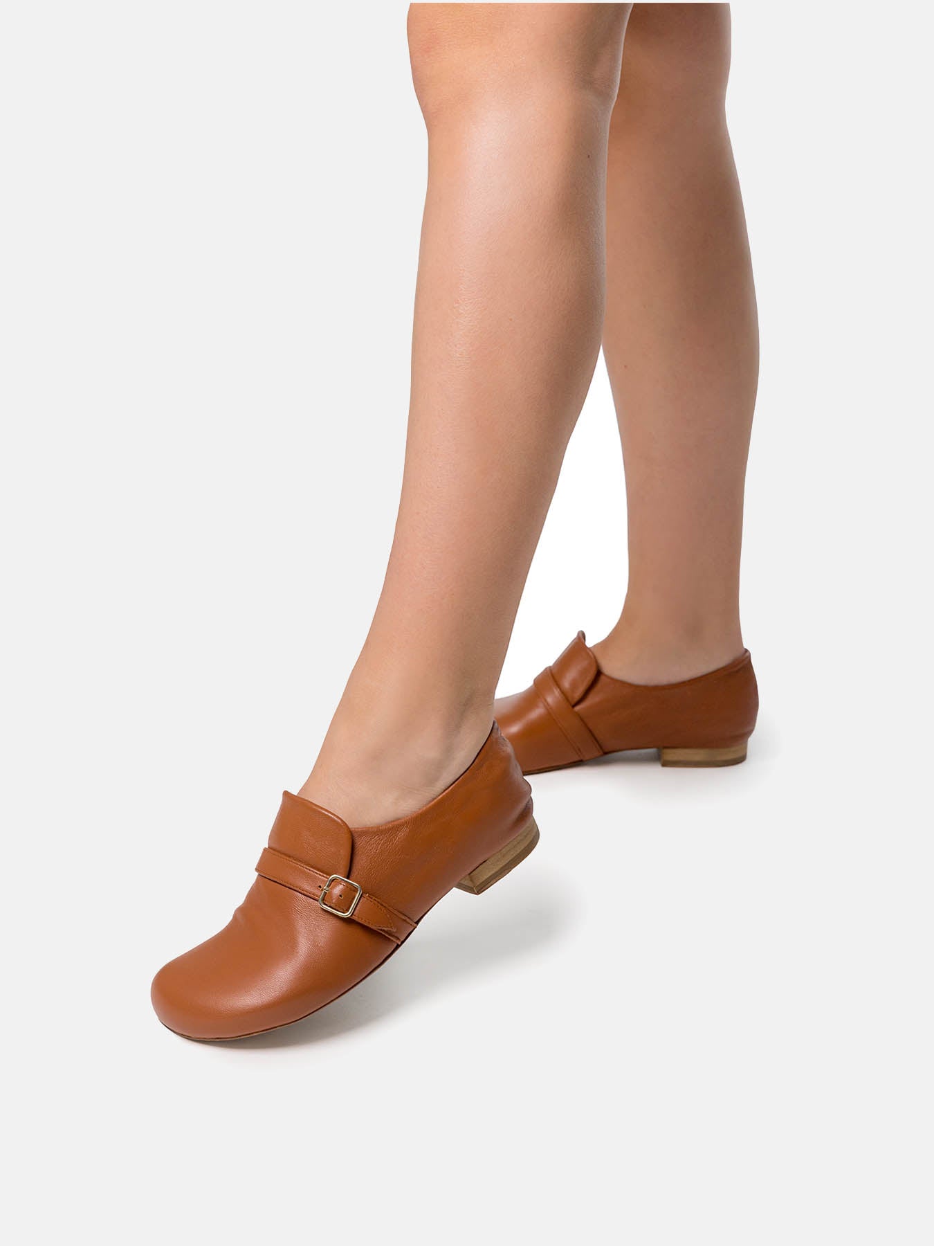 Zapato de mujer en piel con tacón bajo. Nazaret