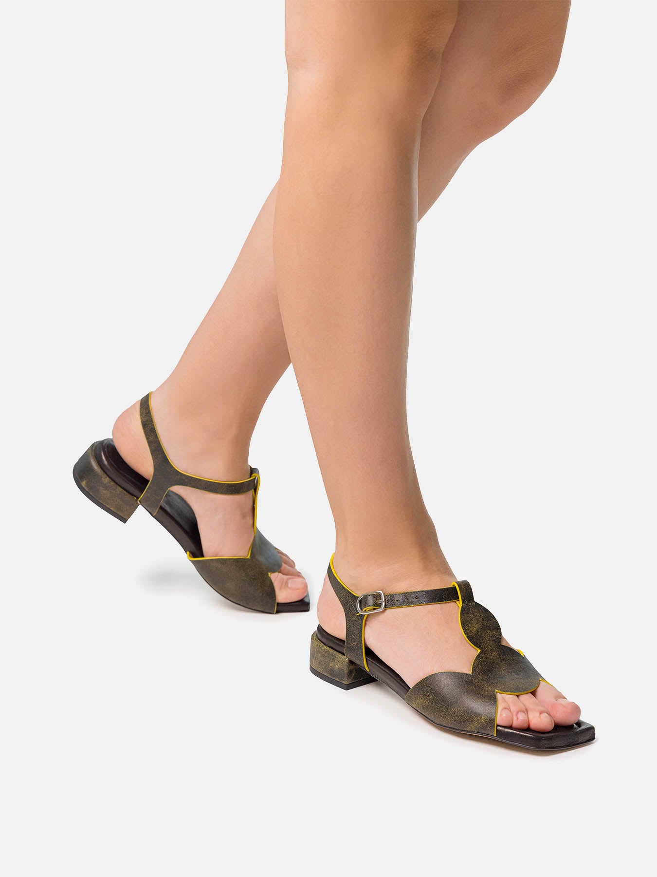 Women's leather sandal with low heel. Naira
