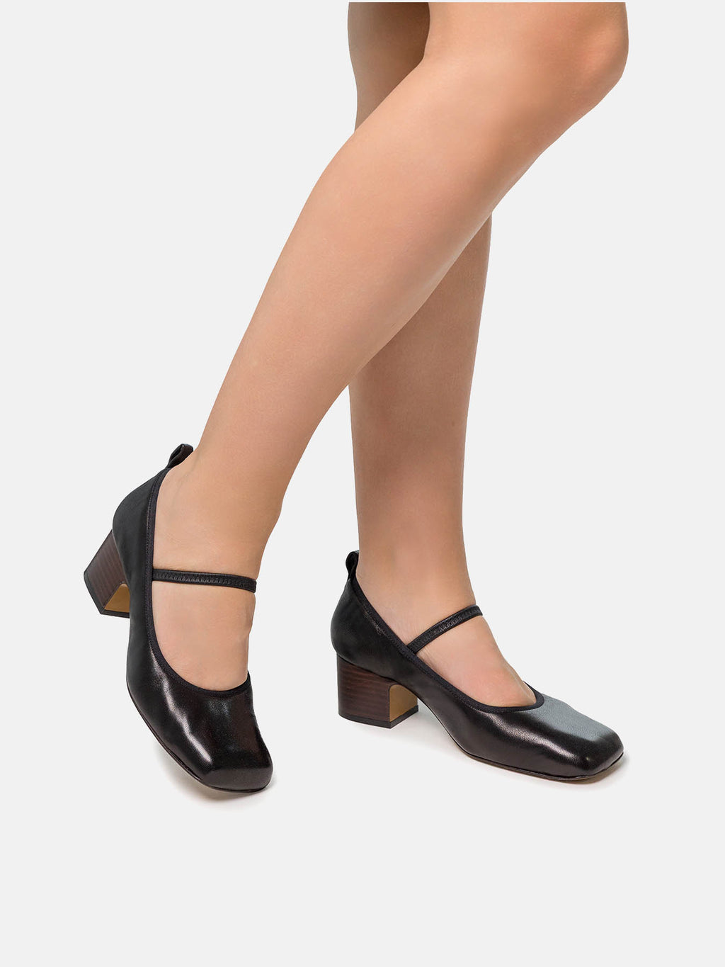 Zapato de mujer en piel con tacón medio. Nicole