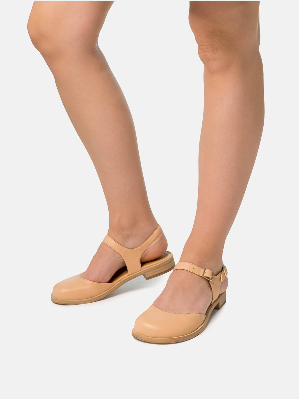 Zapato de mujer en piel con tacón bajo. Natalia