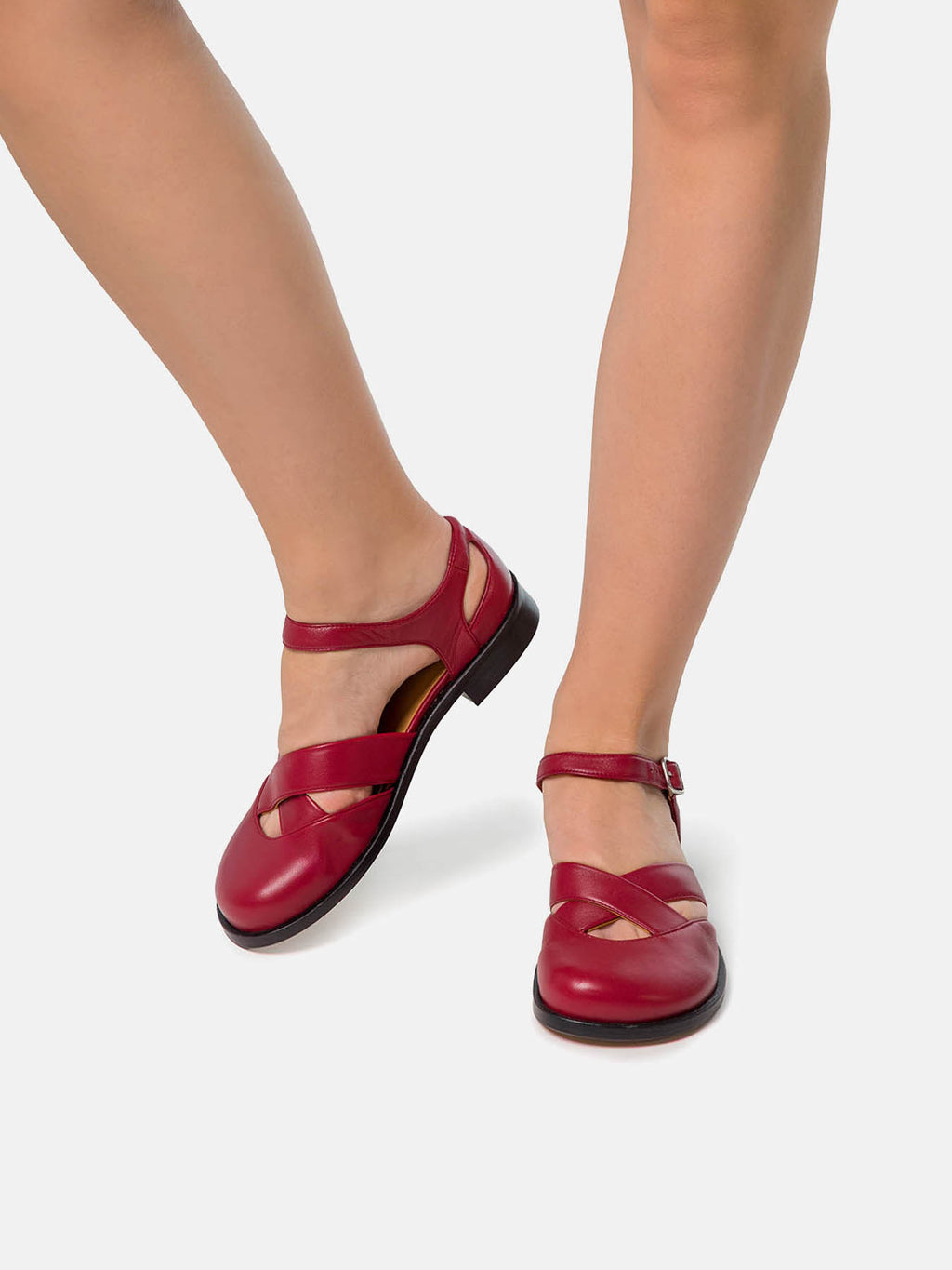 Zapato de mujer en piel con tacón bajo. Nadia