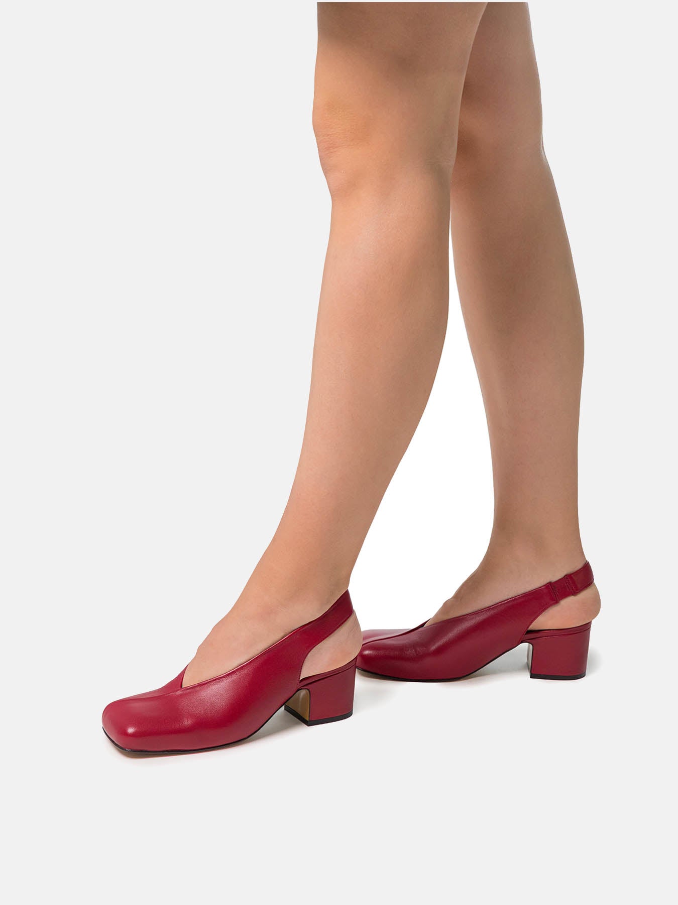 Zapato de mujer en piel con tacón medio. Nerissa