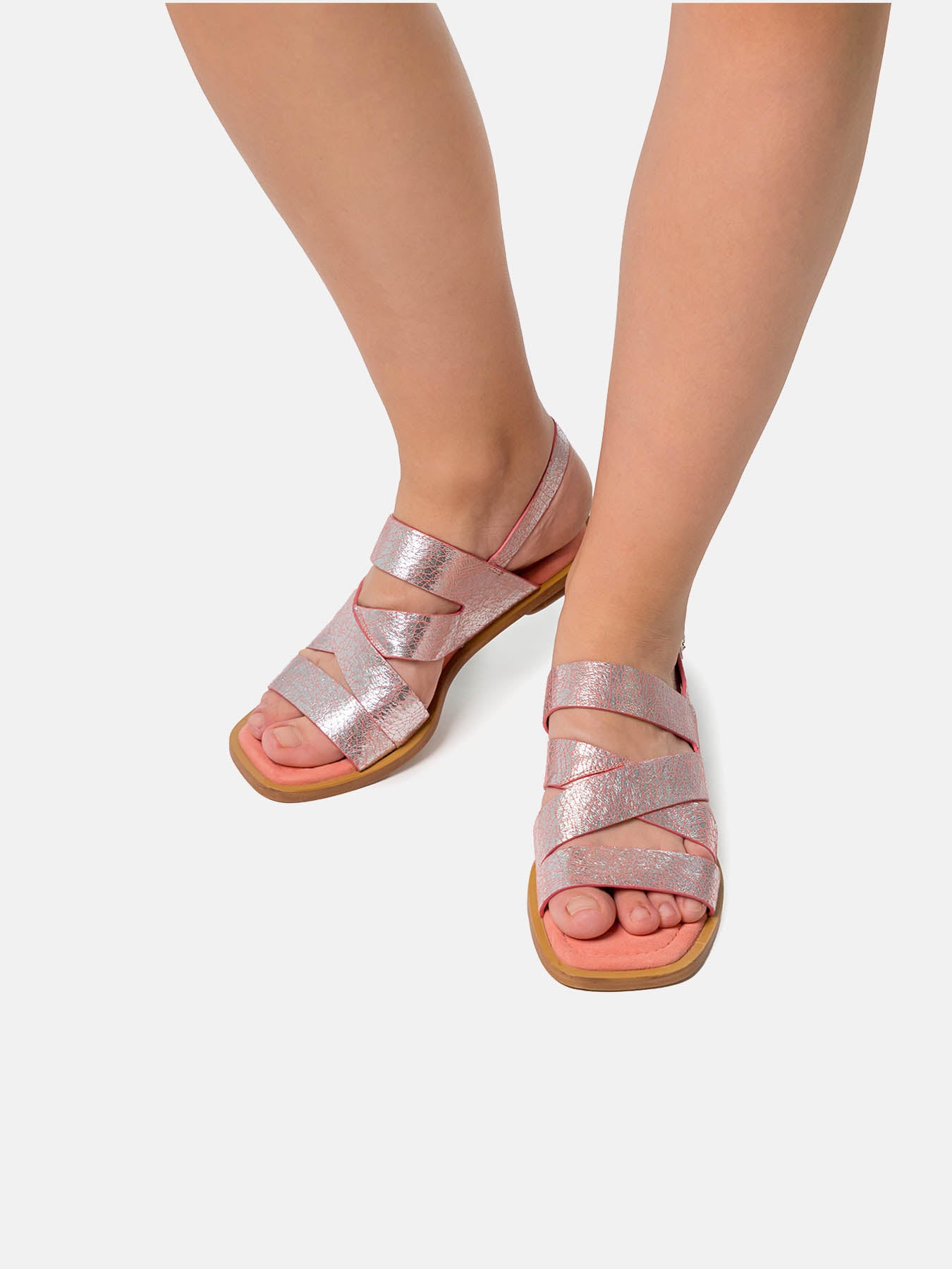 Women's leather sandal with low heel. Nairis