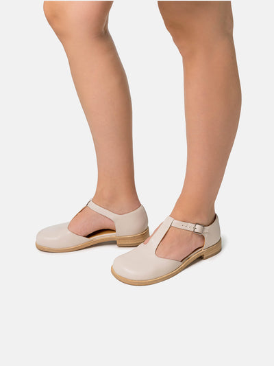 Zapato de mujer en piel con tacón bajo. Nery