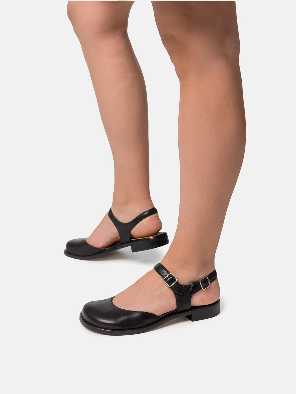 Zapato de mujer en piel con tacón bajo. Nadja