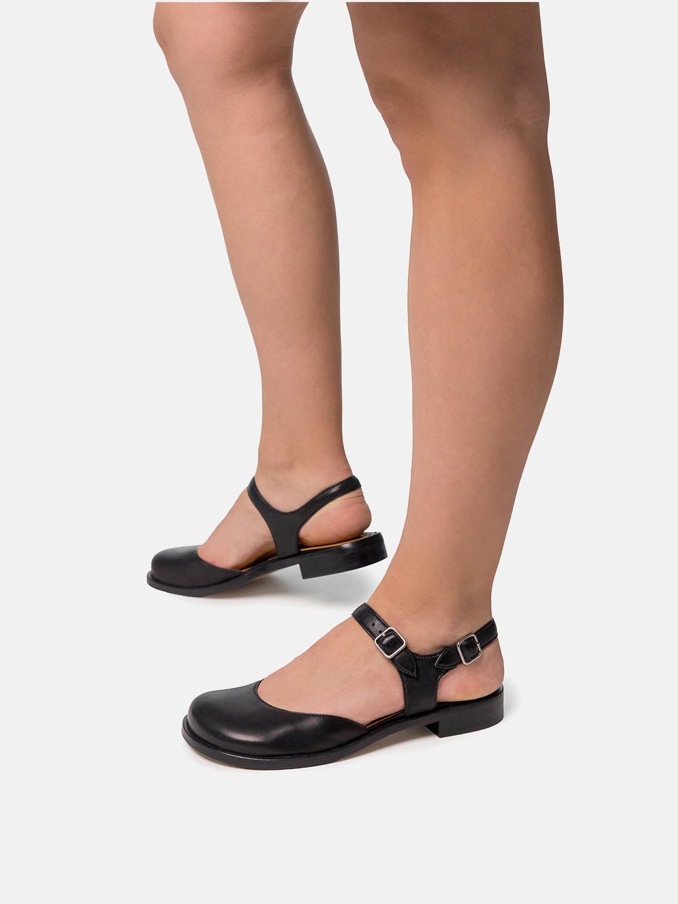 Zapato de mujer en piel con tacón bajo. Nadja