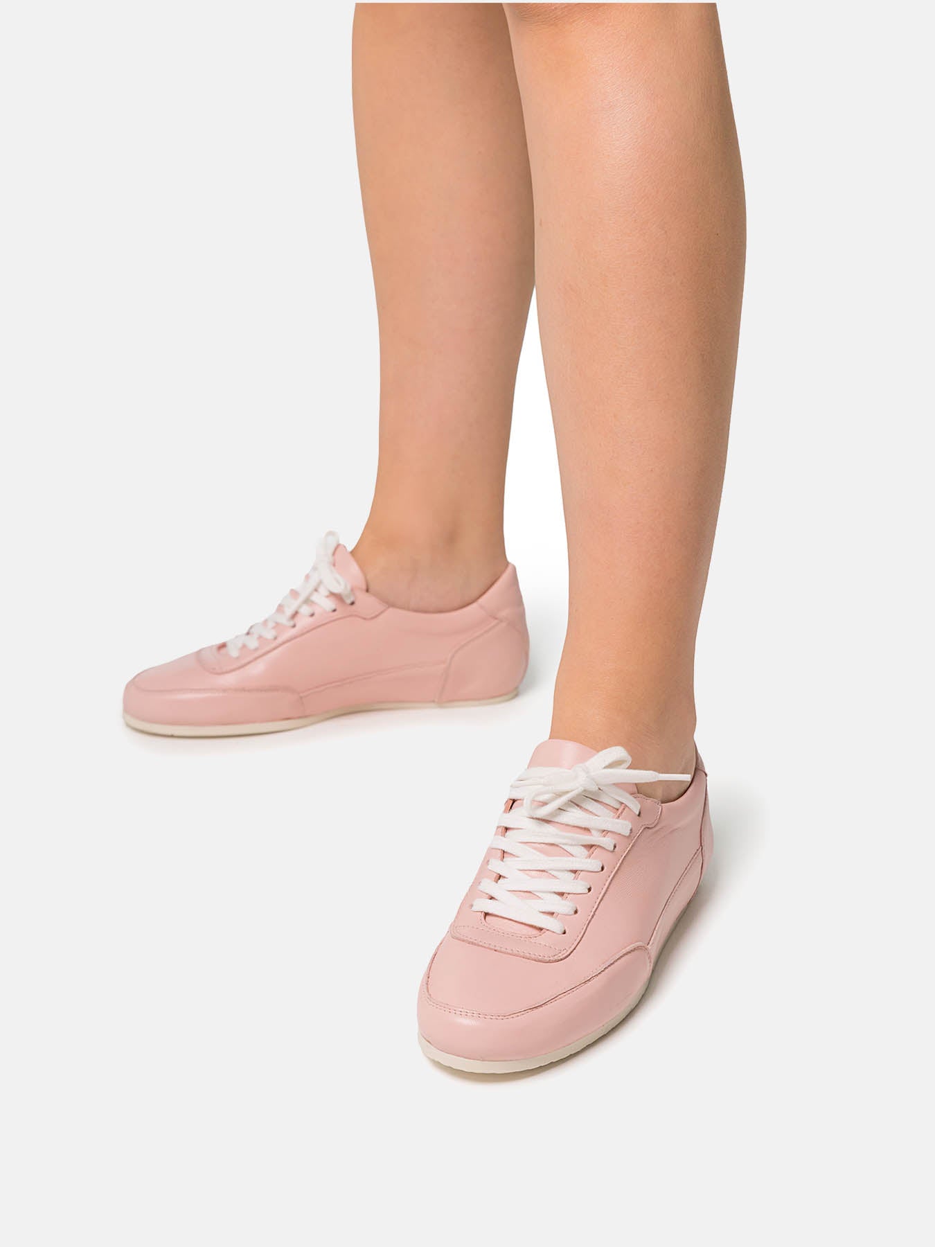 Zapato de mujer en piel con tacón bajo. Naysha